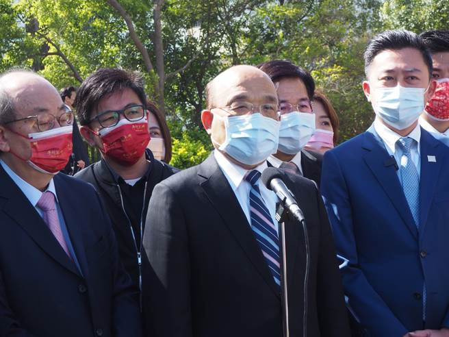行政院长苏贞昌（中）今天表示，之所以讲武汉肺炎是因为起源于武汉，武汉也是第1个封城，这是有利于辨识而已。（陈育贤摄）