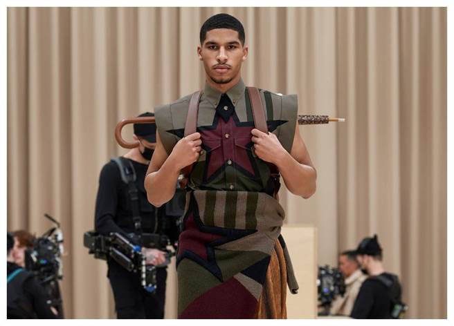 BURBERRY男装向言论自由致敬 创意万岁、集绅士与冒险家于一身（BURBERRY提供）