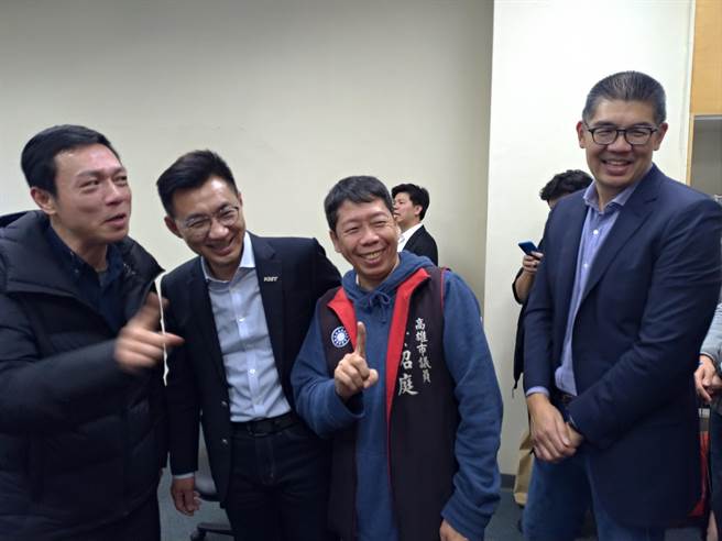 江启臣去年初参与国民党主席补选，连胜文（右一）全力辅选。（黄福其摄）