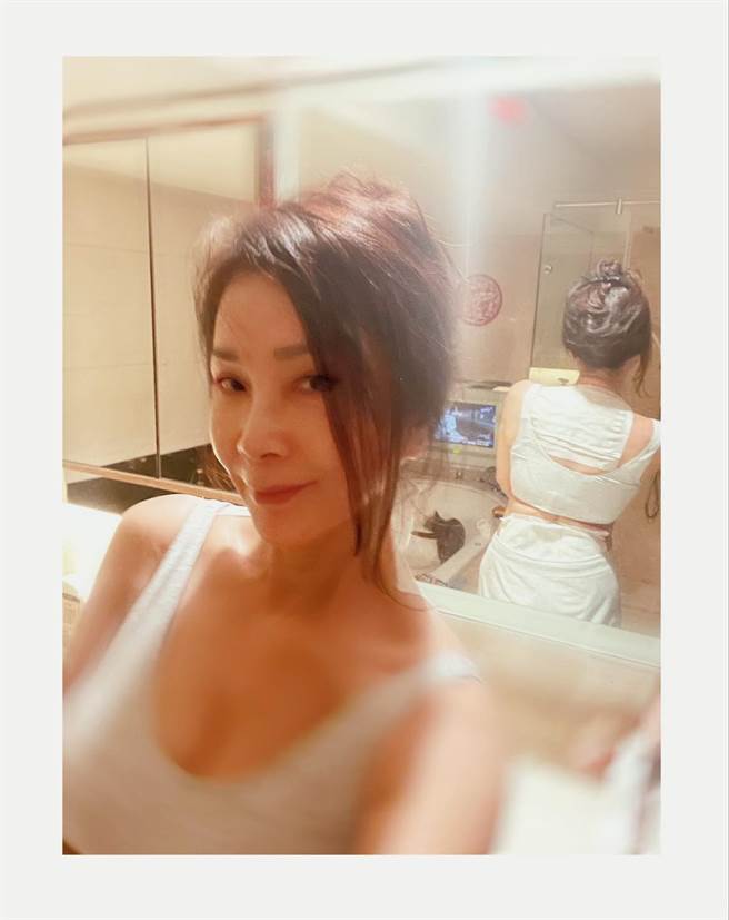 陈美凤腰跟颈部发炎，她的美背还贴满药膏。（图／取材自陈美凤 MeiFen 脸书）