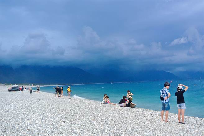 228连假疑似和刚结束没多久的农历春节连假距离太近，导致花莲旅宿业目前住房率仅约5成左右，较往年少了近3成；图为花莲七星潭。（罗亦晽摄）