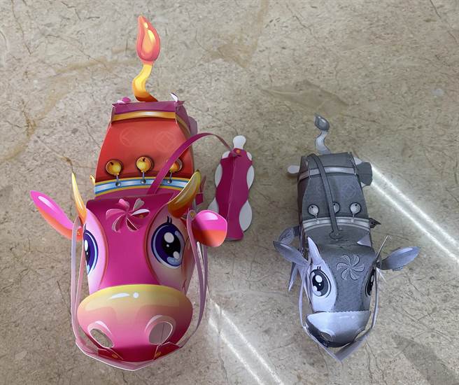 市議員李中出示市府提供的牛年小提燈（左）與列印的小提燈（右）作比較，抨擊美意大打折扣。（市議員李中提供）