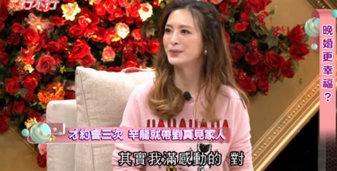 刘真生前上节目谈及辛龙，脸上洋溢幸福表情。（图／东风卫视YouTube频道）