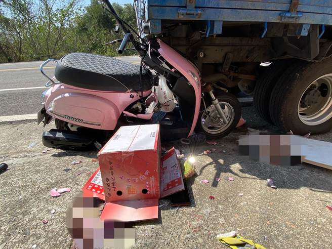 母子三人出门造成2死一伤悲剧，现场残留书包、早餐等，令人不舍。（庄旻静摄）