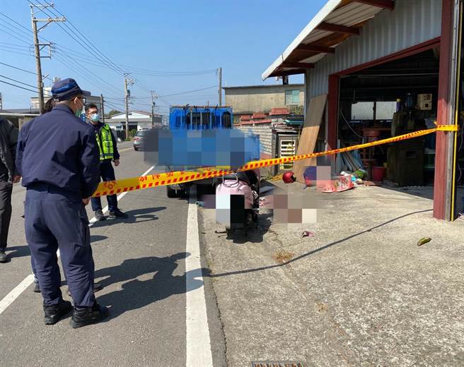 戴姓女子骑机车载2个幼子出门，未料却发生车祸，造成2死一伤的悲剧。（庄旻静摄）