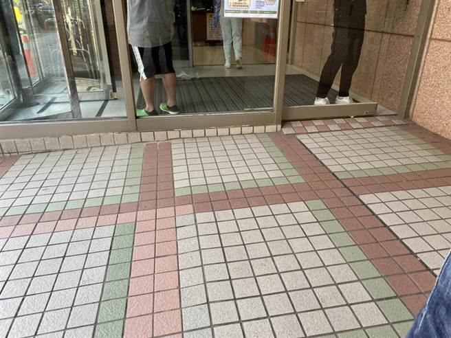 家属获知消息后，也立即前往医院了解状况。（庄旻静摄）