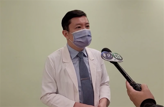 钧安妇幼医院院长林克臻表示，一般来说有胎儿心跳就会发手册，但变性人没子宫，本来就不会有姨妈。（柯宗纬摄）