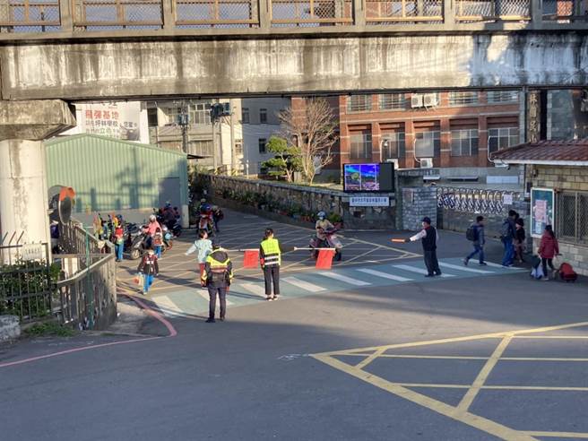 太平警分局为保护学童上、下学安全及维护校园周边安寧，警方展开加强守望、交通整理、巡逻等勤务。（台中市太平警分局提供／冯惠宜台中传真）
