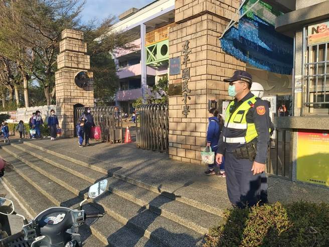 太平警分局为保护学童上、下学安全及维护校园周边安寧，警方展开加强守望、交通整理、巡逻等勤务。（台中市太平警分局提供／冯惠宜台中传真）