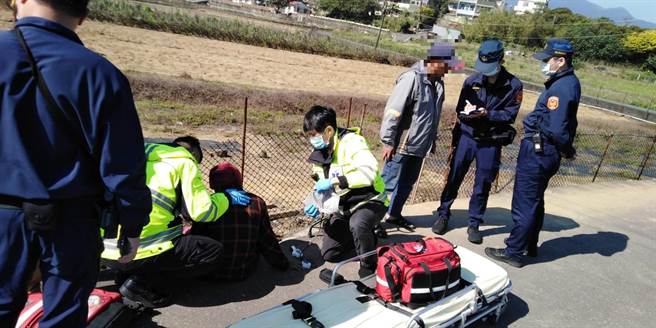 9旬游姓老嫗昏倒於田間小路，新北市金山警分局警員前往協助。（金山警分局提供）