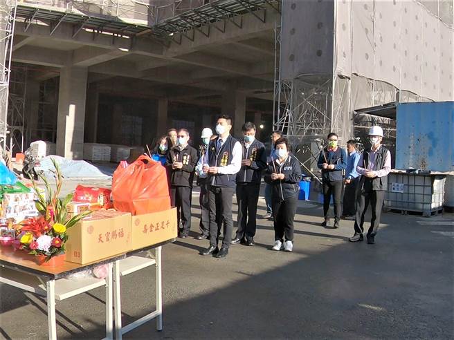 豐原轉運中心舉行主結構體完成祈福典禮，交通局長葉昭甫、市議員張瀞分、豐原區長洪峰明等人均出席參加。（台中市政府提供／王文吉台中傳真）