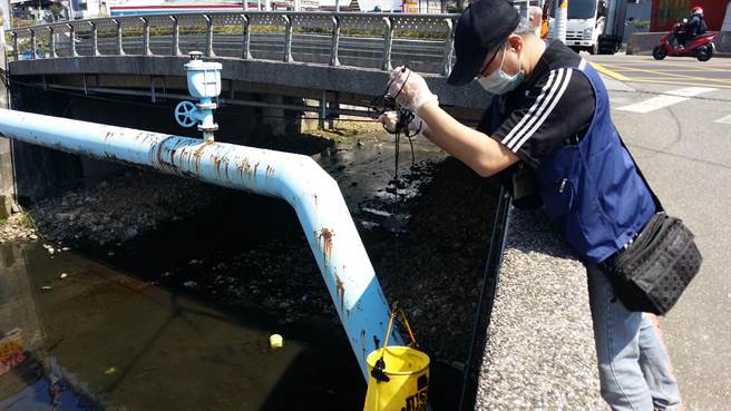 五股坑溪飘油污 新北环保局逮调理包工厂。（新北市环保局提供／叶德正新北传真）