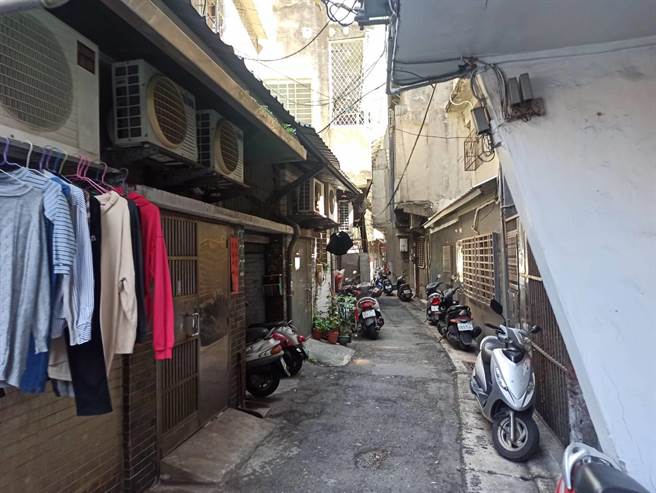 桃園區南華街發生女子持水果刀刺死同居男友憾事。(翻攝照片／蔡依珍桃園傳真)