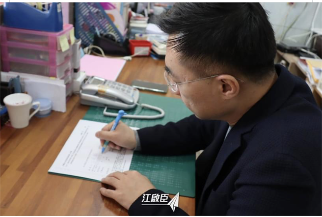 國民黨主席江啟臣強調，我已經參加連署，把民進黨不願意溝通的政策都交付全民，民眾會用選票告訴政府，什麼才是人民期待的未來。（翻攝江啟臣臉書）