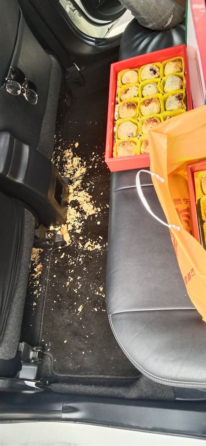 原PO刚买的蛋黄酥，才过一个路口就全倒在车子上。(翻摄自 爆怨公社)