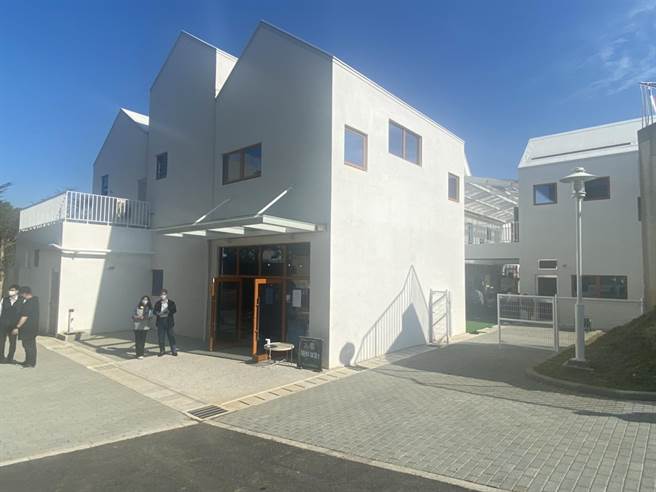 斥資6000萬打造成歐洲小木屋風情的新竹市高峰非營利幼兒園，23日上午正式落成啟用。（陳育賢攝）