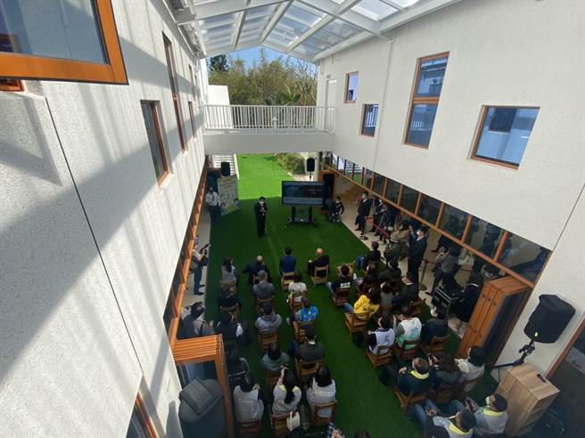 斥資6000萬打造成歐洲小木屋風情的新竹市高峰非營利幼兒園，23日上午正式落成啟用。（陳育賢攝）