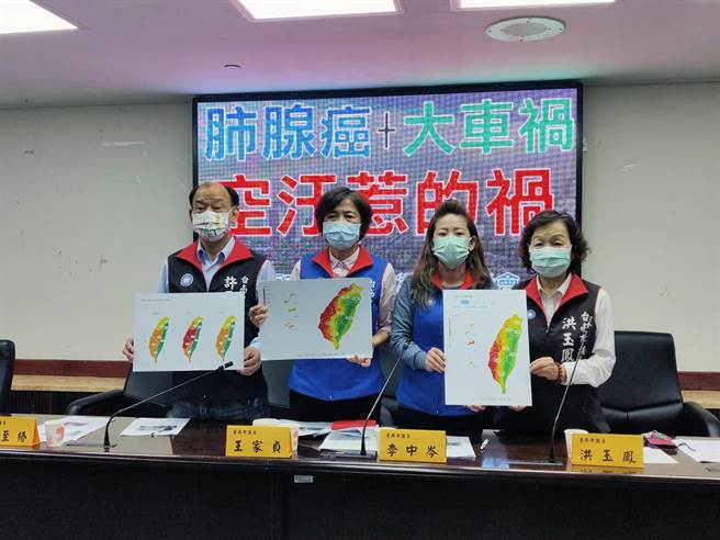 台南市议会国民党团要求市府，应比照道安会报拉高层级每个月针对空污品质开会因应，全面启动雾霾警示及防治之道。（洪荣志摄）