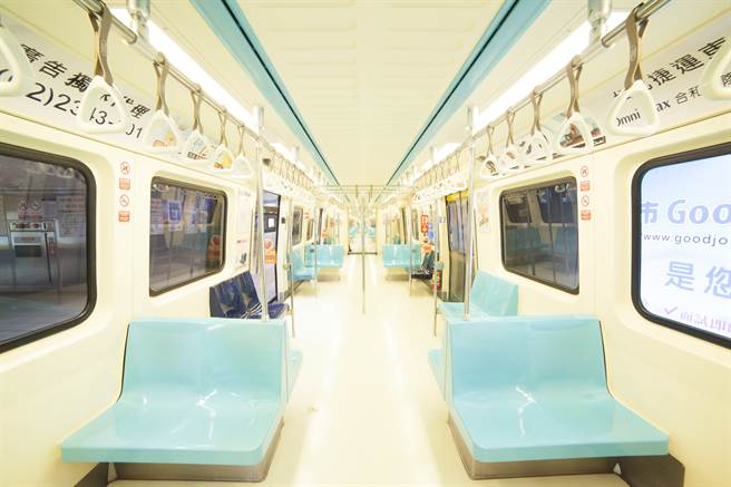 一名女大生表示，搭捷运坐在两人的座位上，突然一旁有两名外籍移工直接往她旁边的空位坐，让她只能与对方的屁股摩擦，直呼「好噁心」。（图／示意图，达志影像）