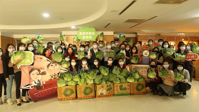 高麗菜盛產，南市府教育局率先認購300公斤，除幫助菜農，也能推廣食農教育。（教育局提供／李宜杰台南傳真）