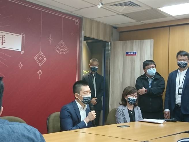 富邦悍将领队蔡承儒（左）说明不会登录洋炮纳飞猛。（廖德修摄）