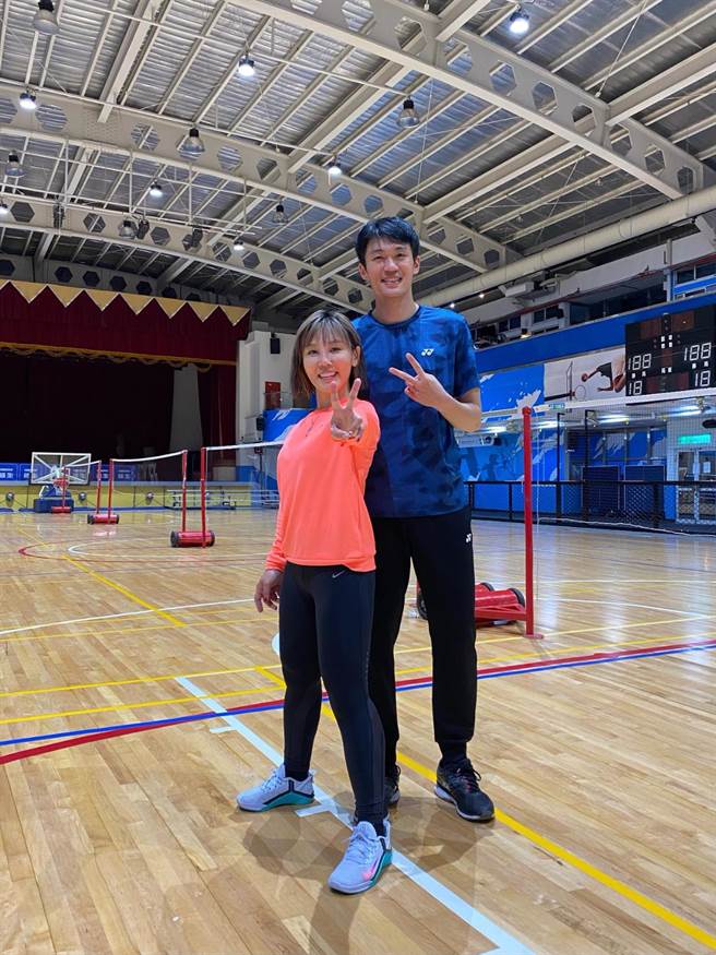 李佳薇和羽球国手吕佳彬合照。星葳娱乐提供