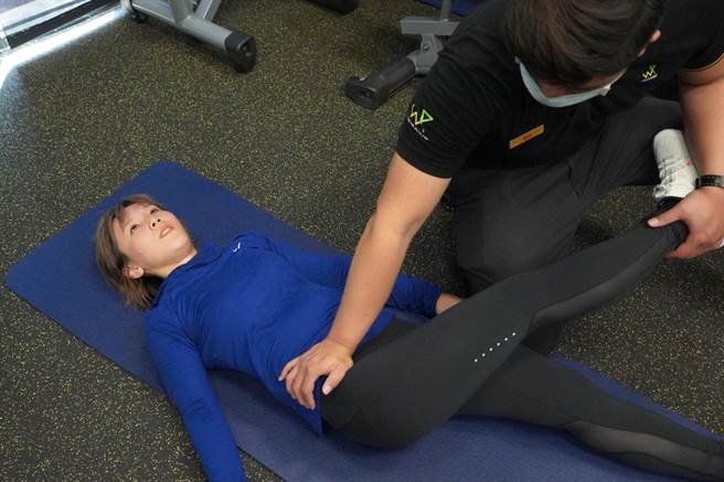 训练员帮李佳薇舒展右大腿肌肉。星葳娱乐提供