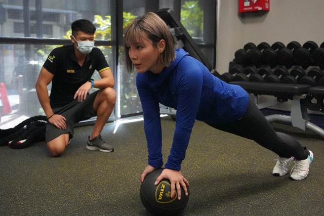 李佳薇训练核心肌群。星葳娱乐提供