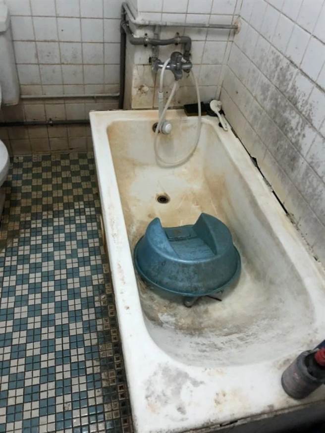 公司宿舍每月2500元，但內部又髒又亂，浴室販黃。（圖／翻攝自Dcard）