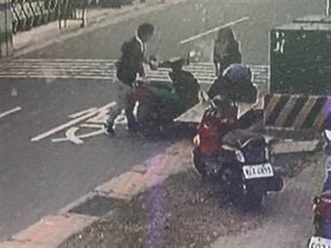 妇人协助犯人偷车，原本为共犯最后在警方清查下成了证人。（姜霏翻摄）