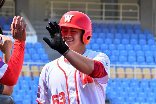 味全龍捕手蔣少宏22日與富邦悍將的自辦熱身賽開轟。（味全龍提供）