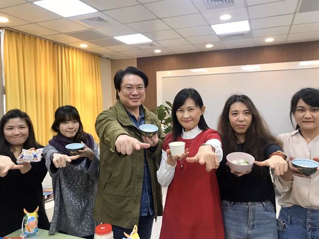 基隆市长林右昌23日推荐在地名店的「酒酿汤圆」，并公开向各县市下战帖。（陈彩玲摄）