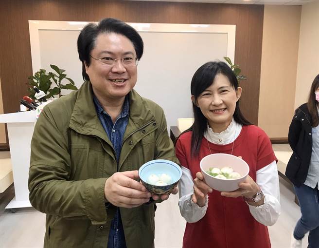 基隆市长林右昌23日推荐在地名店的「酒酿汤圆」，并公开向各县市下战帖。（陈彩玲摄）