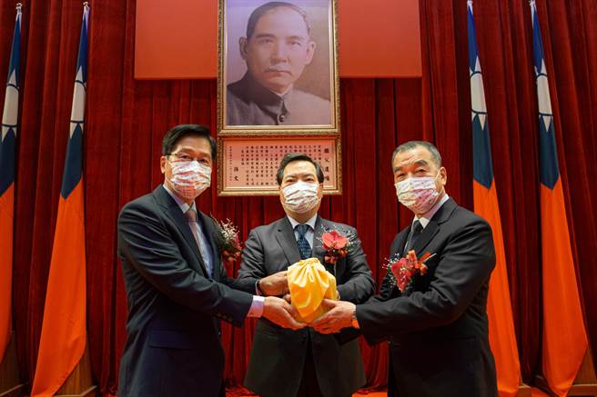 行政院政务委员罗秉成23日主持国防部部长交接典礼。（图/军闻社提供）