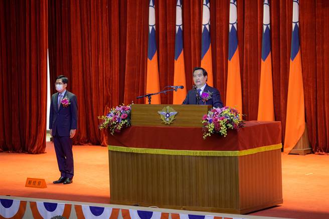 罗政务委员致词时感谢严前部长对国防施政的贡献。（图/军闻社提供）