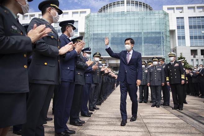 严前部长接受官兵列队致敬。（图/军闻社提供）