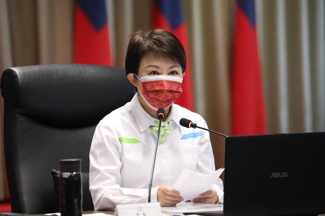 台中市长卢秀燕表示，去年到今年都穿上捷运同仁制服，代表要和中捷团队站在一起打拚，「等我卸下这件制服，就是捷运可以安全、安心通车的时候」。（卢金足摄）