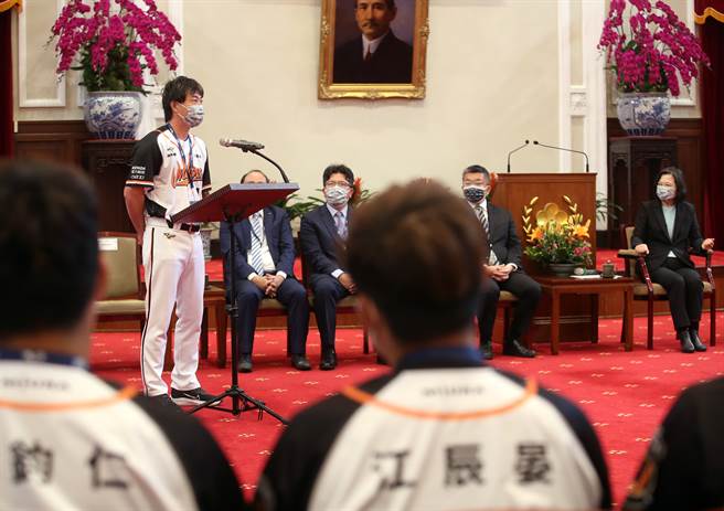 统一狮队总教练林岳平（左）22日第2度入总统府，他笑说收到致词任务比较担心，但可以接受总统接见是荣耀，代表2020年整年的努力和表现受到肯定，对球员和教练团来说，也会更有动力和目标。（资料照，中央社）