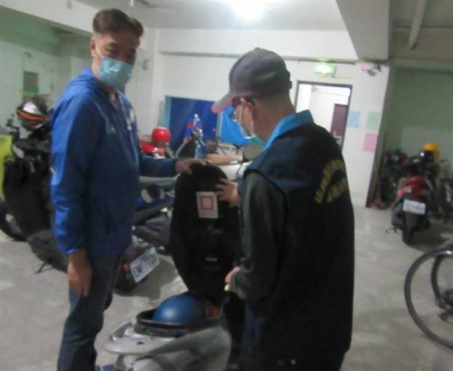 嘉義市陳姓男子居家檢疫期間違法外出被罰30萬，因無力繳交，機車今23日被法務部行政執行署嘉義分署查封。（行政執行署嘉義分署提供∕呂妍庭嘉義傳真）