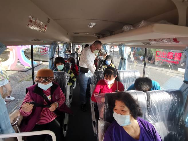 台南市楠西區長照就醫接送專車，23日首班專車8點20分出發。（劉秀芬攝）