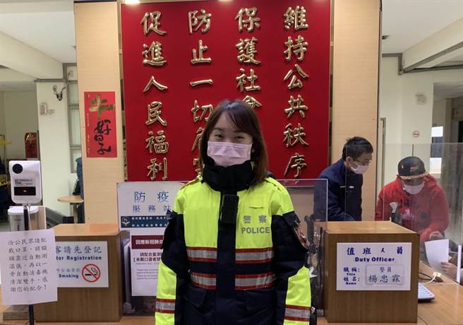 民眾牽著一個小男孩緩步走進水碓派出所，值班警員謝欣余向前了解（淡水警提供／戴上容新北傳真）