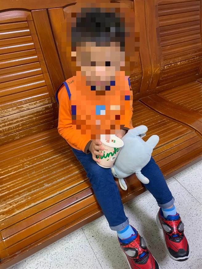 民眾牽著一個5歲大的走失小男孩走進派出所報案（淡水警提供／戴上容新北傳真）