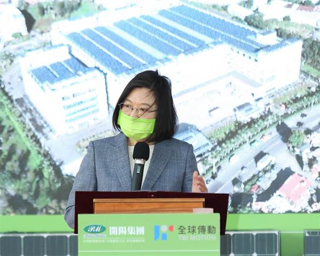 蔡总统致词表示，发展绿能是政府最重要政策之一，也是国家核心战略的产业，代表能源转型，追求永续发展的决心。图为全球传动科技公司大楼屋顶停车场设置的太阳光电系统。（陈怡诚摄）