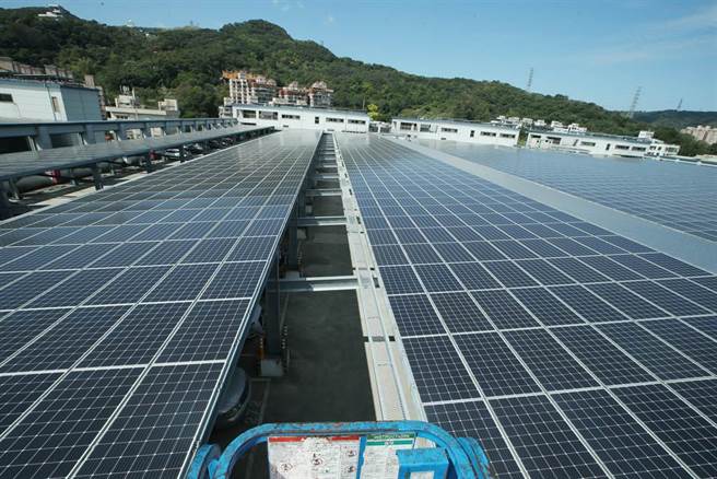 图为全球传动科技公司大楼屋顶停车场设置的太阳光电系统。（陈怡诚摄）
