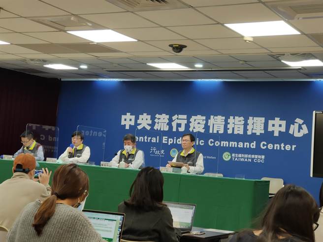 指挥中心召开例行记者会。（李侑珊摄）