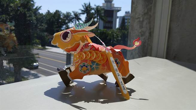 花莲县文化局邀请纸雕艺术家洪新富，替牛年设计金牛提灯，民眾即起可到文化局各馆舍索取。（花莲县文化局提供／罗亦晽花莲传真）