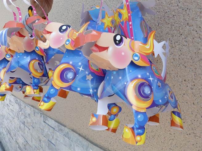 花莲市公所也制作可爱的「星空牛」小提灯，且内部小灯泡可藉灯光变化展现出不同的灿烂光芒，象徵着行星运行，即起可到市公所索取，共1000份，送完为止。（花莲市公所提供／罗亦晽花莲传真）