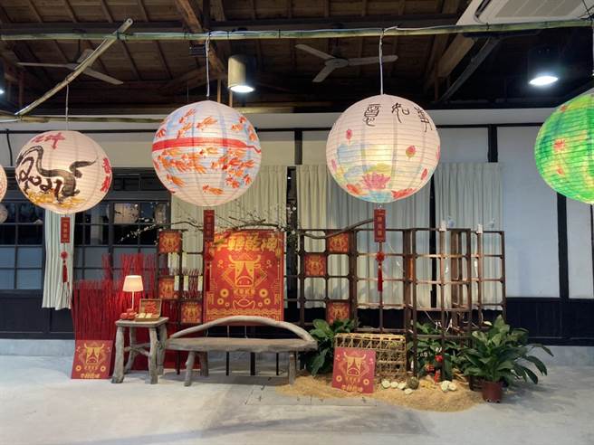 花莲县文化局即起28日在铁道文化园区一馆举办「名家彩绘灯笼暨元宵节意象展」，展示县内知名书画家彩绘的大灯笼及五彩缤纷的灯笼。（花莲县文化局提供／罗亦晽花莲传真）