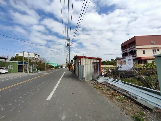 彰化县溪湖镇湳底里龙水宫对面一处农田，近日被悬挂一张巨幅「讨债布条」，布条直接写出疑似欠款人的姓名、居住里，甚至还有照片及法院的支付命令。(吴建辉摄)