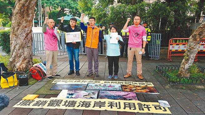 抢救大潭藻礁行动联盟（图）等环团认为中油第三天然气接收站破坏生态，提行政诉讼救济，请求撤销环保署审查结论，但遭台北高等行政法院驳回。（本报资料照片）